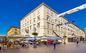 Main Square - Lloyd Apartment